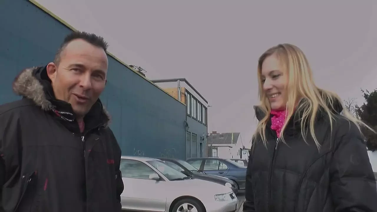 Muskel-typ in der sexy blonden zierlichen ... in den mund kommen