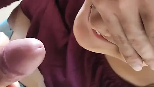 Kami pergi ke rumah dan aku memintanya untuk mengisapku dan dia menelan susuku