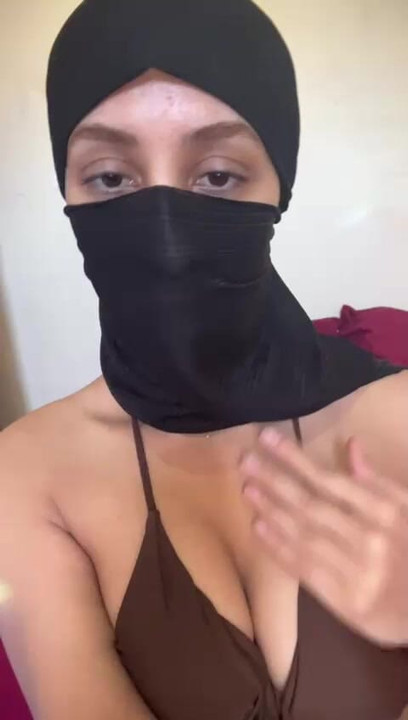 Hidżab arabska dziewczyna bawi się swoimi dużymi cyckami niegrzecznymi muzułmańskimi cyckami na zewnątrz