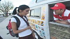 Eismaschine verkauft Eis an Teenager im Austausch für Sex # 02