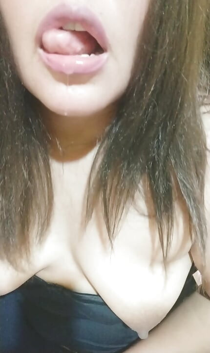 Penisle içeride fışkırtıyor, tadını çıkarıyor ve her şeyi sırılsıklam yapıyor