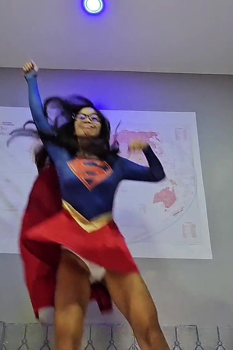 Supergirl quần lót trêu chọc