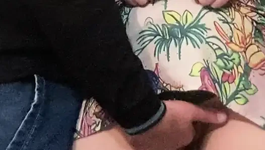 Garip sapık metroda orta yaşlı seksi kadını parmaklıyor