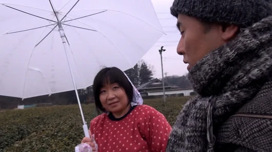 A076G08 A plain mature woman working on a farm in a tea plantation! Secretly frustrated and applying for an AV shoot.