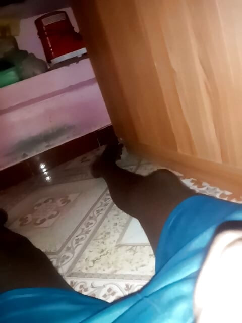 Tamilac zgodan indijski momak koji trese svoju debelu crnu kuru punu vena