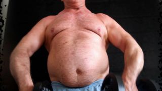 Pec bounce hairy chest Muskelbär Bär Schwul Homosexuell Bodybuilding Training coming out comingout Worship Posing