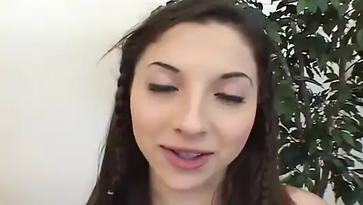 Karina раздвигает ноги, пока большой член подрачивает ее тугую киску жестко