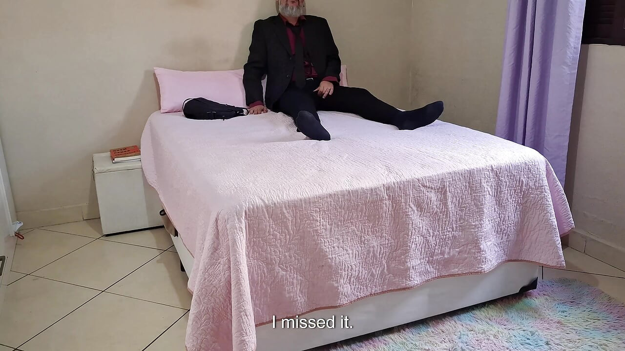 妻子做了脫衣舞，他們都脫光了衣服，這樣她就可以給丈夫口交了。