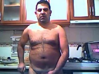 Papai turco masturbando na cozinha