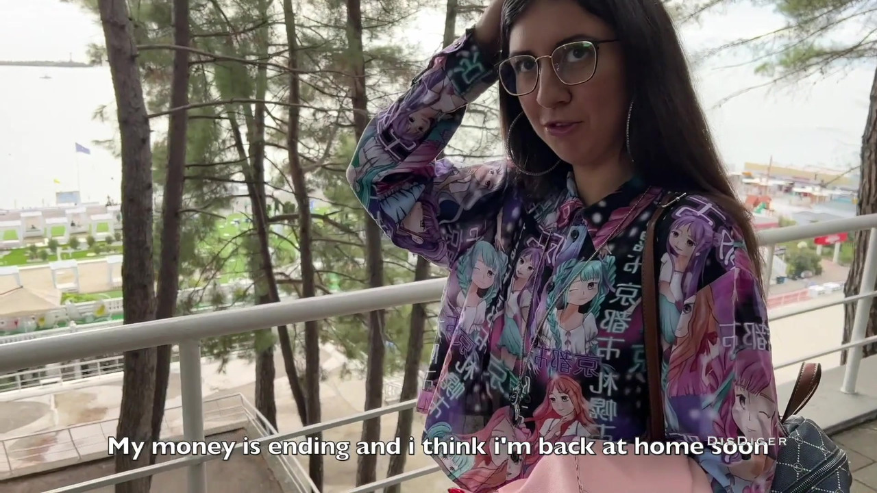 在街上捡到一个美眉，操了她，还戴上了她的眼镜