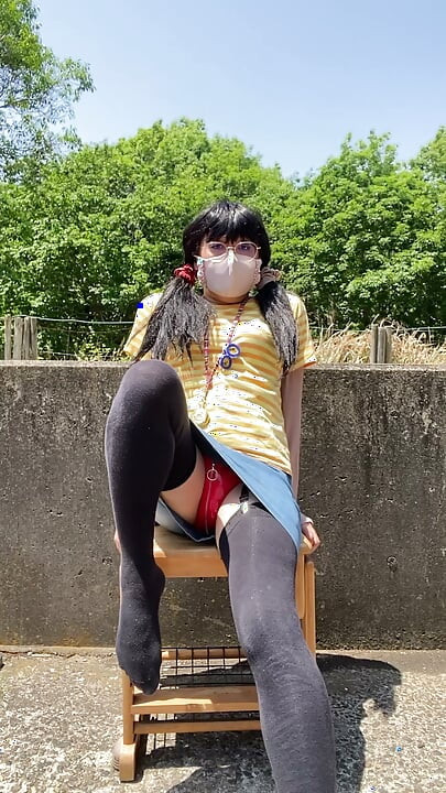 No228 Pee in Split-Leg Panties