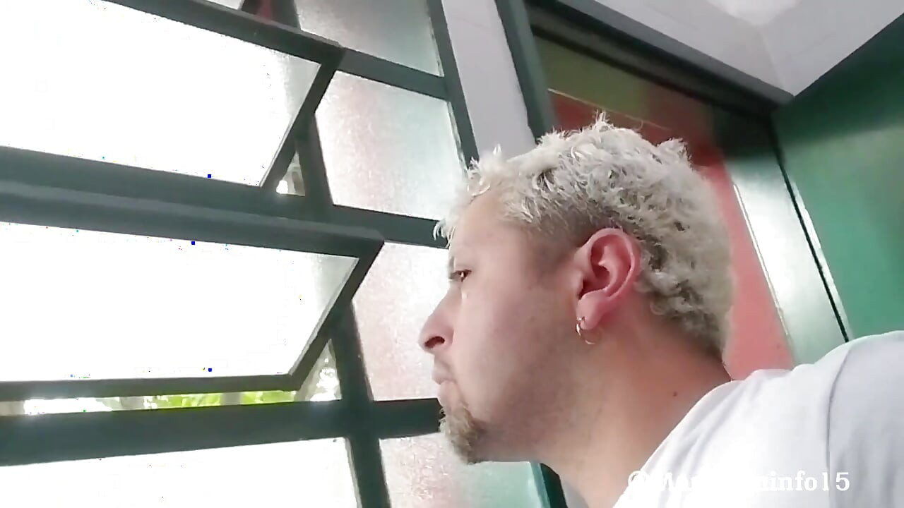 私は、友人をこっそり吸った後、公衆トイレで自分自身をチラ見せしているところを捕まりました。