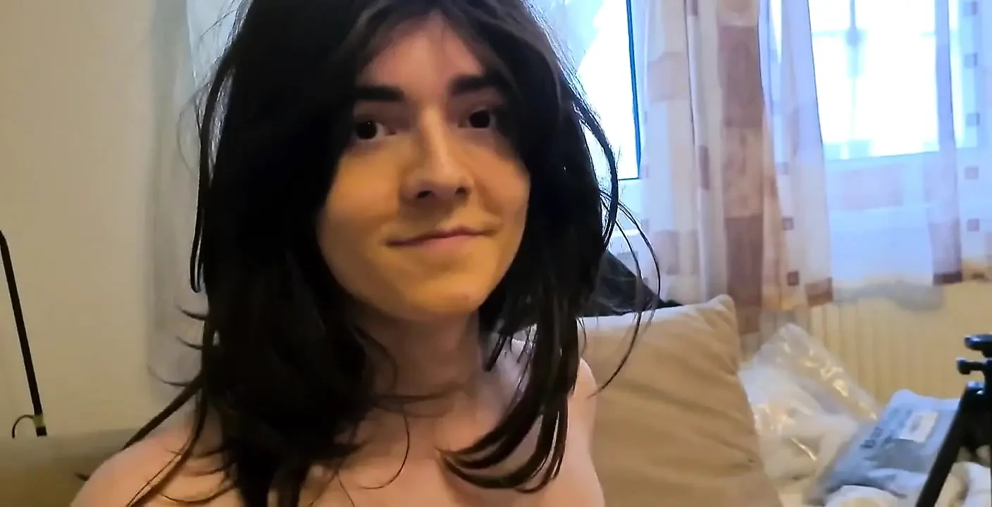 Mooie kleine slet wordt in haar kont geneukt en komt klaar over haar heen - prettyboi2000x