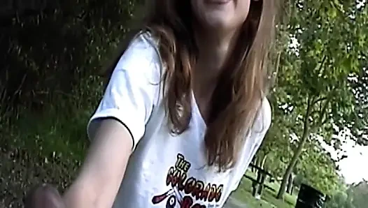 Cewek amatir ngocok kontol di taman