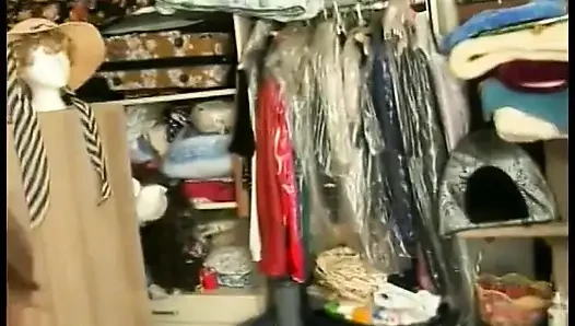 Büyük bir nine ağzına bir yarak sokuyor ve bir adamla mastürbasyon yapıyor