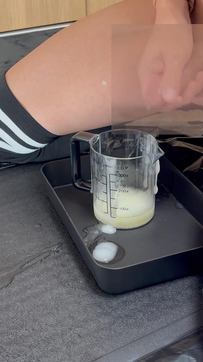 Crossdressing i ejakulacija u mjernu čašu