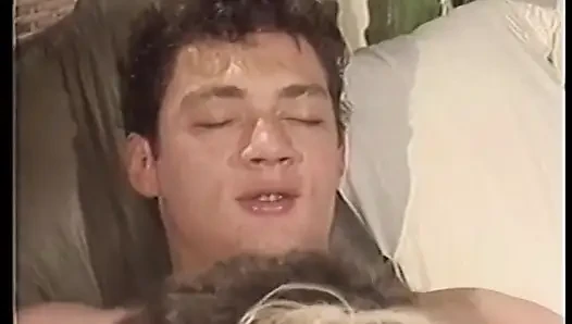 Sarışın azgın hatun en sevdiği arkadaşıyla bir yarağı paylaşıyor
