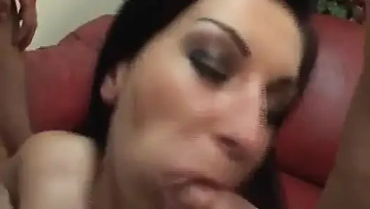 Verführerische brünette MILF fingert feuchte muschi bis zum zitternden orgasmus