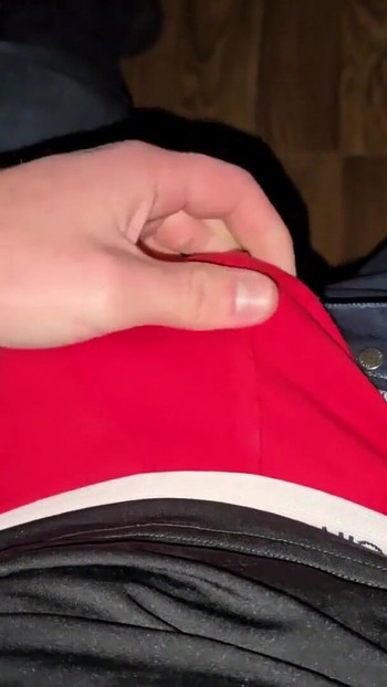 ドイツ人の声がボスの椅子から唸る...チンコが脈打っている...赤いボクサー...精液が爆発する |クリップ1