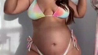 Demi diamandis&#39;in seksi hamile bikinili vücudu