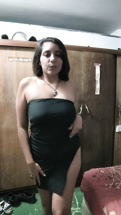 性感的委內瑞拉女人脫光衣服，展示她美麗的身體