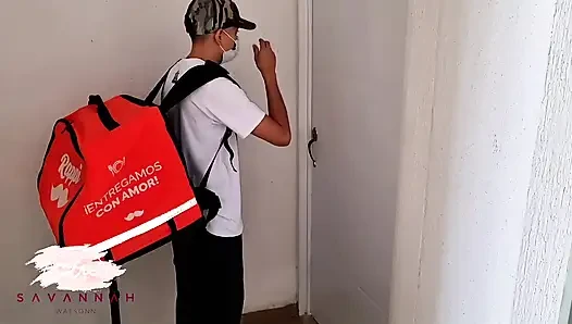 Teslimatçının sıkı deliğimi sikmesine izin verdim - Savannah Watson