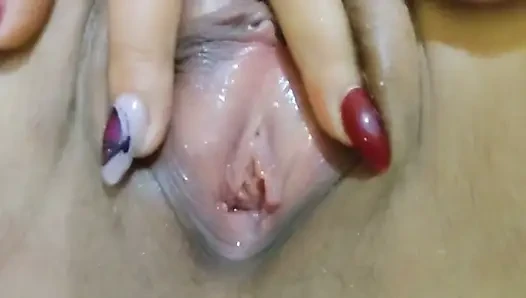 Vagina berbulu dari berambut cokelat terangsang