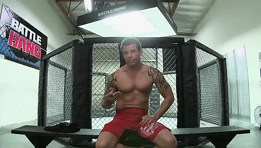 Pelacur seksi dan pria berotot bersenang-senang di atas ring