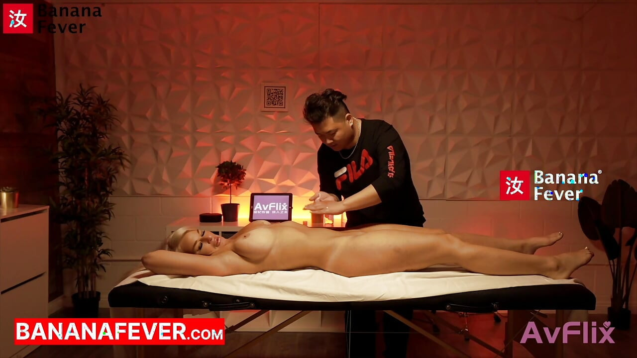 Fed kinesisk massageterapeut forfører hvid MILF med fuld service happy ending