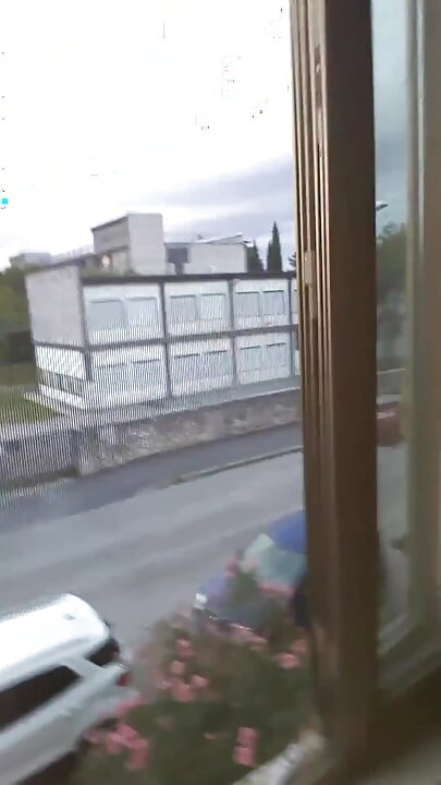 Meztelenül az ablak előtt egy széken