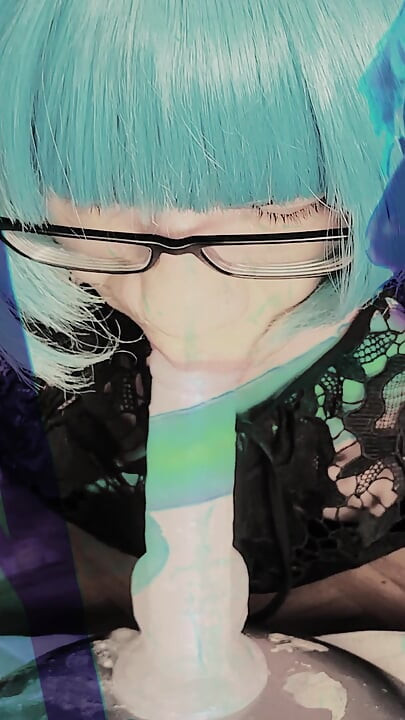 Seksi kadın kılıklı sürtük Kandi sigara içiyor ve ıslak emiyor