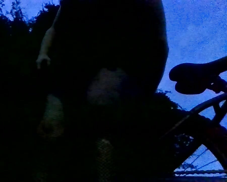 Slut fucks herself on the side of the road for cars to see