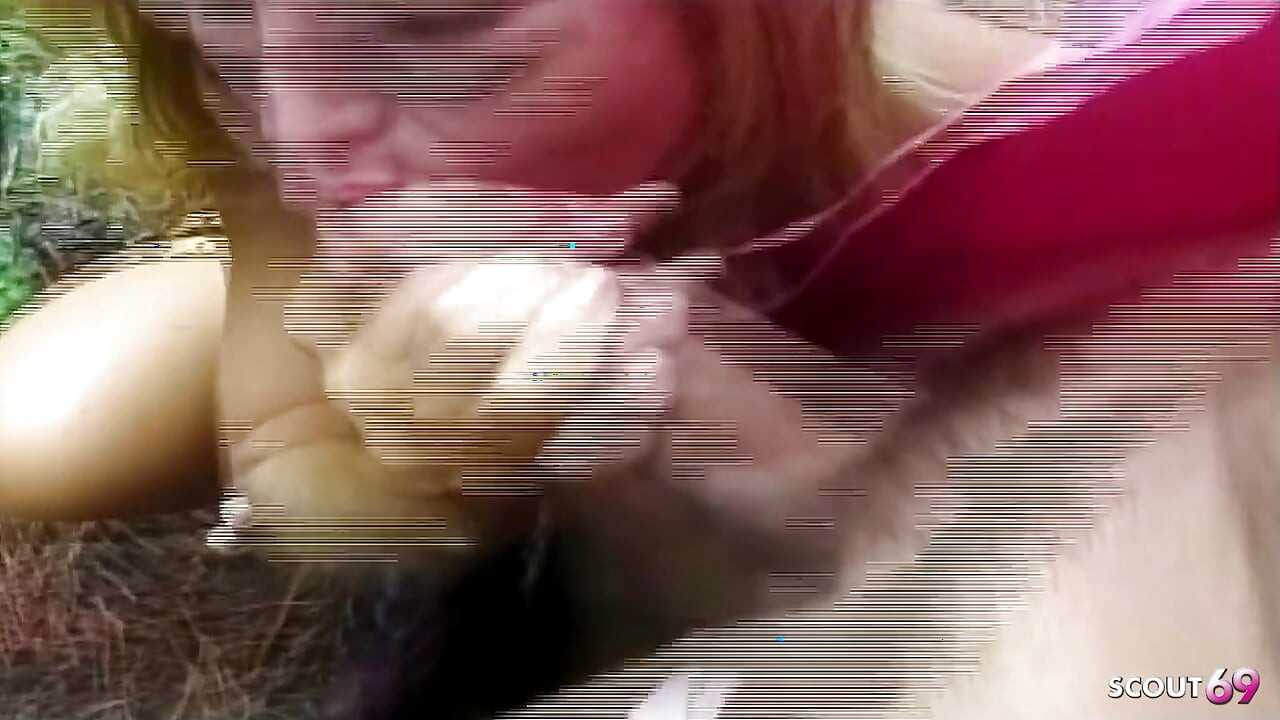 Waria kurus rambut pirang dientot sampai orgasme sama kontol besar di luar ruangan