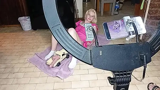 College-mädchen bekommt ihre muschi mit rc auto gefickt