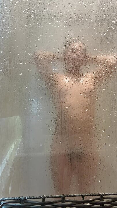 ลูกพี่ลูกน้องของกูมาเยี่ยมและเปิดประตูทิ้งไว้ขณะที่เขาอาบน้ํา