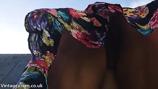 Yine eteğime mi bakıyorsun?