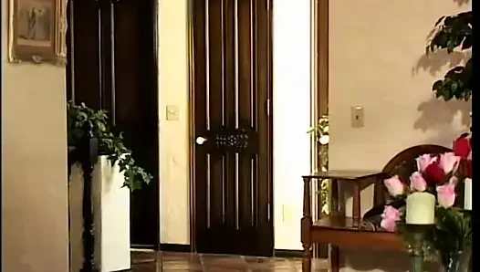 Das versaute schätzchen mit behaarter muschi mag es, ihre hure auf dem sofa zu befriedigen