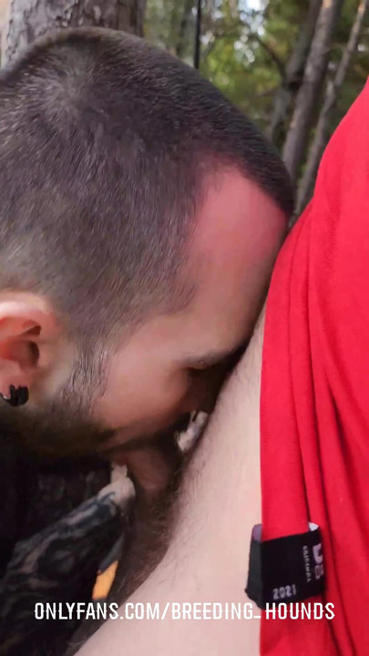 「山歩き中にエッチなストレートな兄弟がフェラしてキスをする」からの感動的な瞬間。