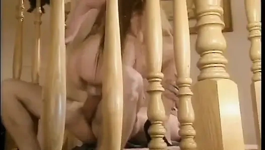 Lustvolle nymphomanin mit langen haaren bekommt ihre enge rosa muschi auf der treppe geknallt