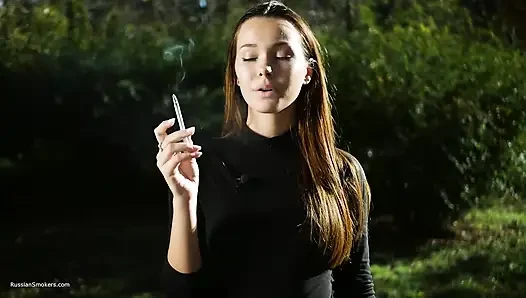 Cewek cantik rusia yang menggoda lagi asik merokok di luar ruangan