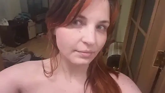 Kendi yüzünü tokatlıyor ve yumruk sokuyor (özel video)