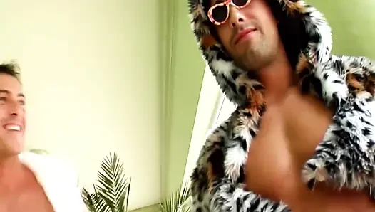 У меня с девушкой большой член! Отличный тройничок!