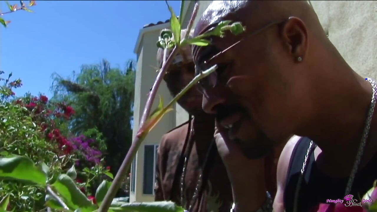 Dwie duże cycki dziewczyny chłód przy basenie, a następnie głębokie gardło Dwa duże czarne kutasy.