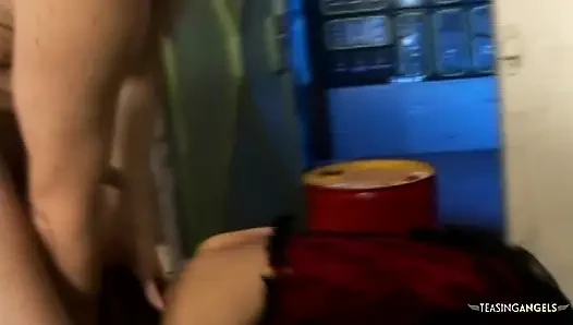 Individu dengan rambut gelap ini memiliki posterior besar yang cocok untuk terlibat dalam aksi penetrasi anal ganda
