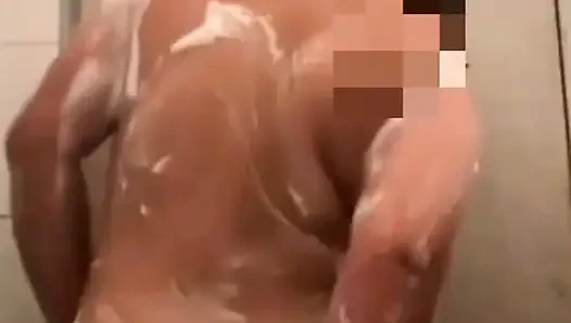 Mandi bareng manekin semok dengan pantat montok.