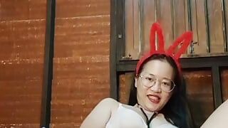 Une jolie fille asiatique sexy se masturbe