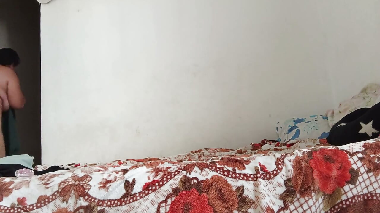 Güzel üvey anne sert gırtlağına kadar almayı ve anal seksi seviyor