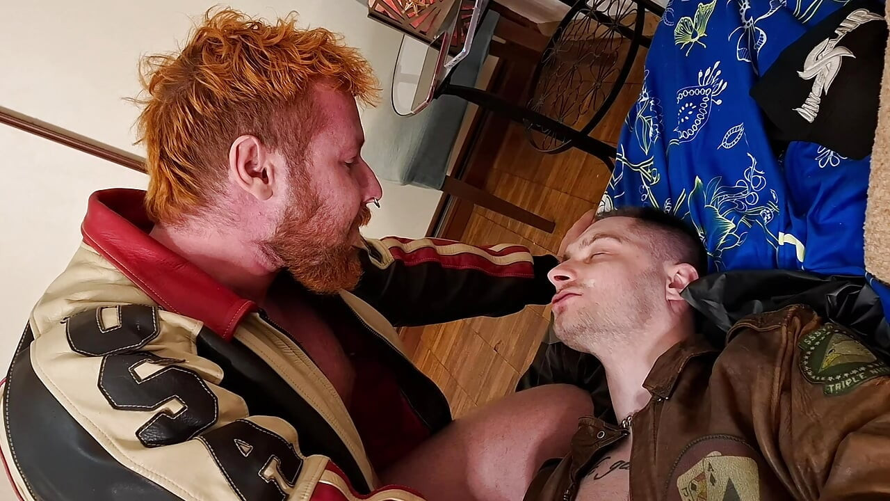 चमड़े की जैकेट और स्पोर्ट्स शर्ट में एक गोपनिक चमड़े की जैकेट में एक शक्तिशाली व्यक्ति को अपने मुंह और गांड से पूरी तरह से परोसता है