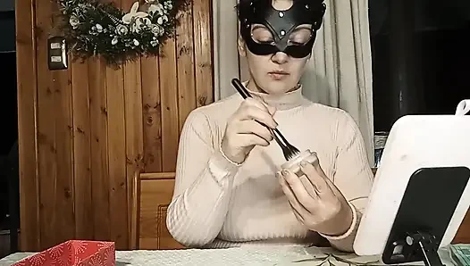 Maggy trägt lippenstift auf