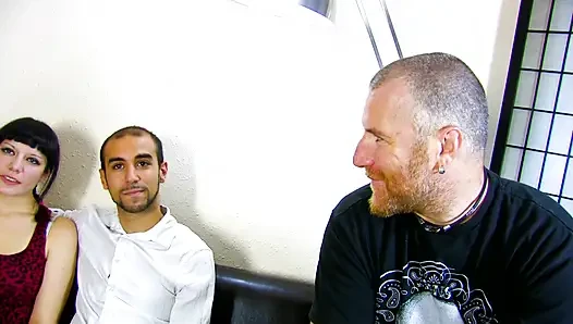 Casting-küken wird auf der couch gefickt